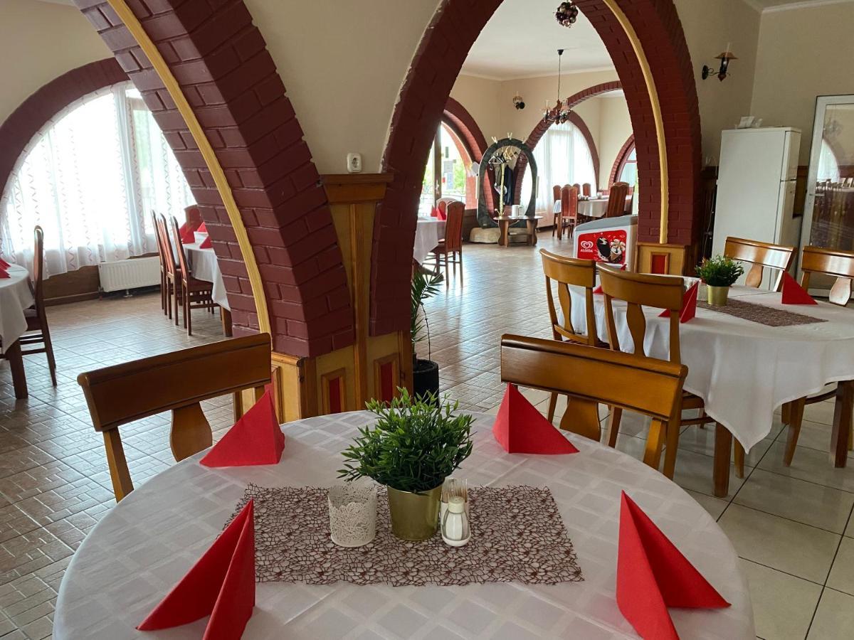 Muskatli Panzio Es Etterem Motell Újhartyán Exteriör bild